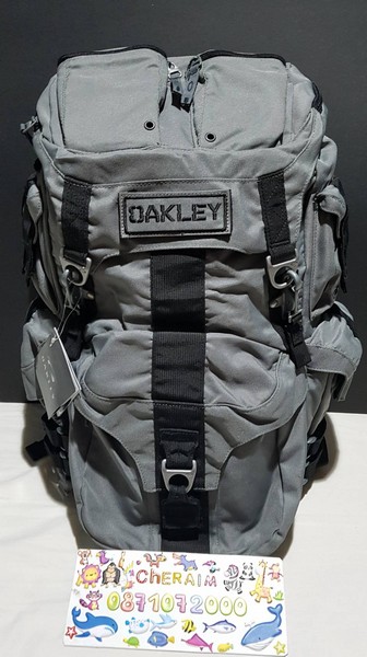 oakley  02.jpg